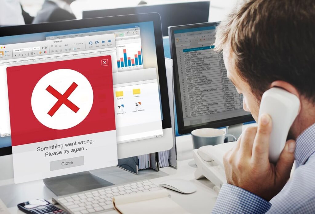Homem ao telefone diante de tela com erro grave, representando frustração ao perder o acesso ao próprio site WordPress