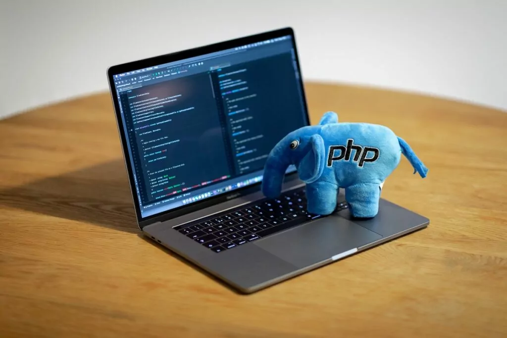 Elefante, símbolo do PHP em cima do teclado de um notebook que ilustra código em PHP